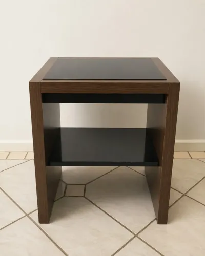 Mesa de cabeceira / mesa de canto em madeira maciça