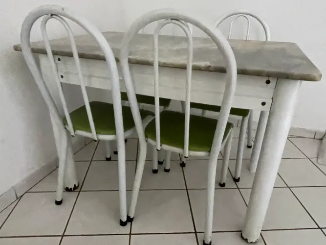 Mesa com a pedra de mármore e 4 cadeiras