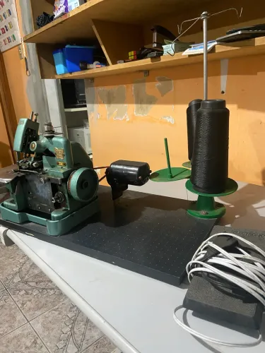 Máquina de costura overlock