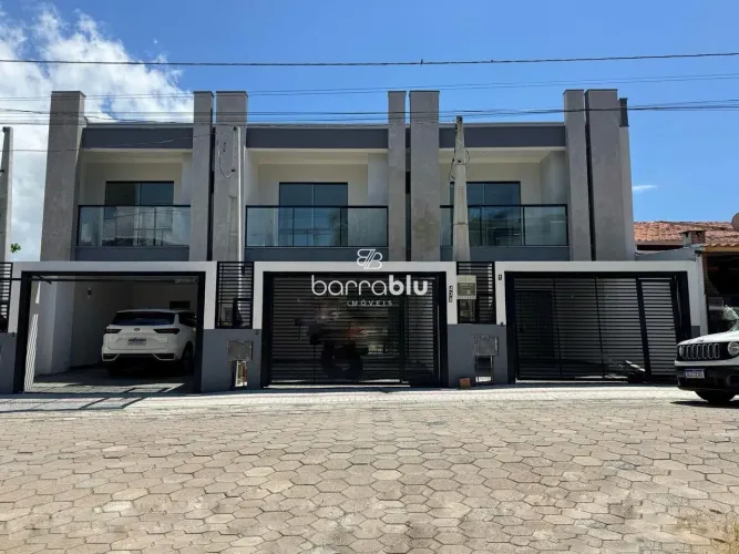 Sobrado próximo da praia no bairro Itacolomi em Balneário Piçarras