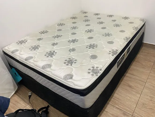 Cama box casal, Linda, super conservada, molas ensacadas