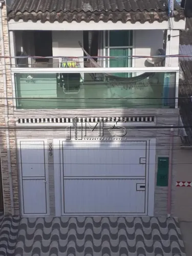 Espaçoso Sobrado à Venda no Glória, Praia Grande - 2 Quartos