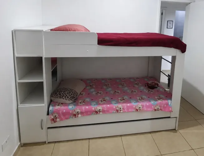 Vendo cama triliche com baú e prateleiras.