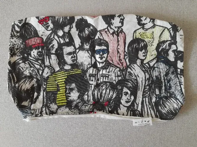Capa estampada e bordada para almofada