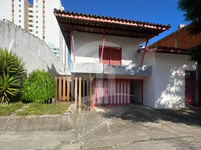 Casa à Venda na Atalaia | 3 Suítes, Piscina e Amplos Espaços