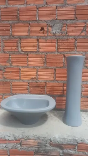 Uma pia para banheiro de porcelana mais coluna