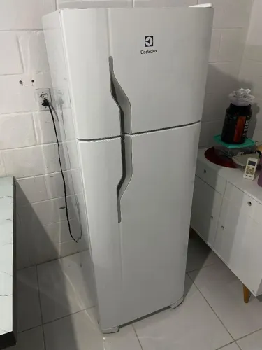 Geladeira Electrolux branca duas portas