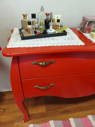 Cômoda de madeira com acabamento em laca vermelho fosco