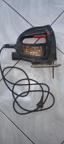 Vendo serra tico-tico Skil, usada em bom estado.