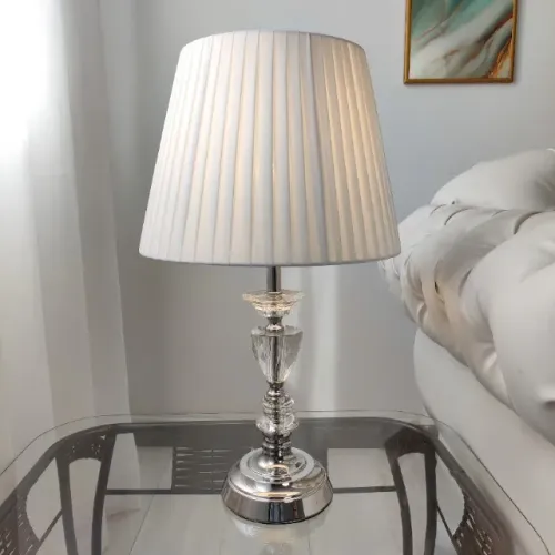 abajur de cristal clássico cúpula branca base cromada