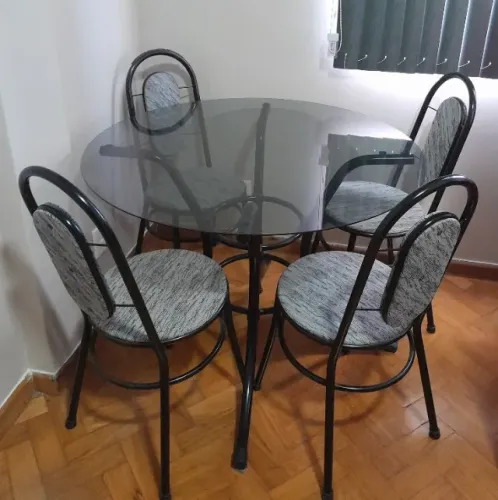 Mesa redonda com 4 cadeiras e vidro fume