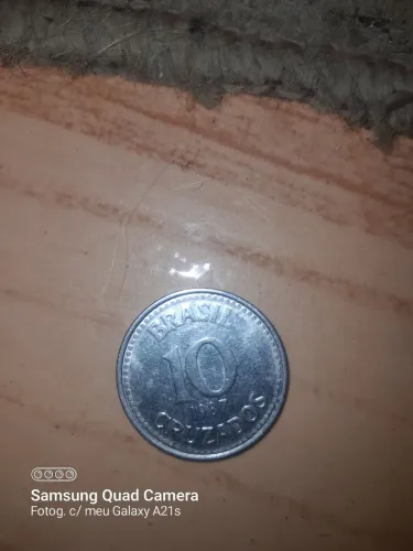 Moeda de 10 cruzados de 87 com cunho invertido