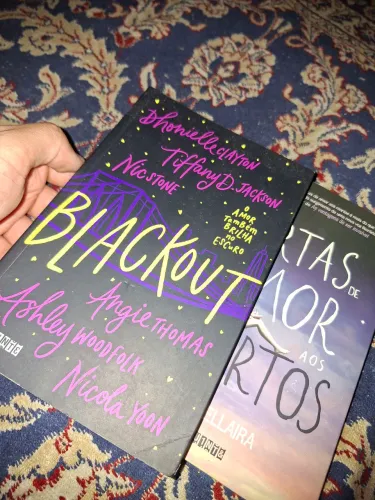 Kit Livros - "Blackout, O Amor Também Brilha no Escuro" & "Cartas de Amor Aos Mortos"