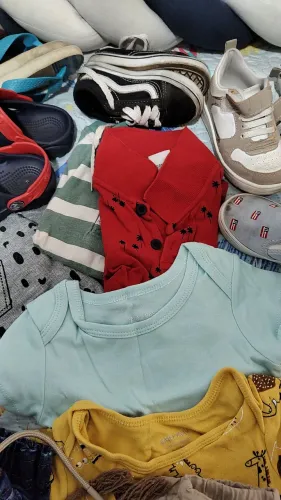 Lote de Roupas e Calçados - Menino (Roupas Tamanho 1 e 2 anos - Calçados 20 - 22)