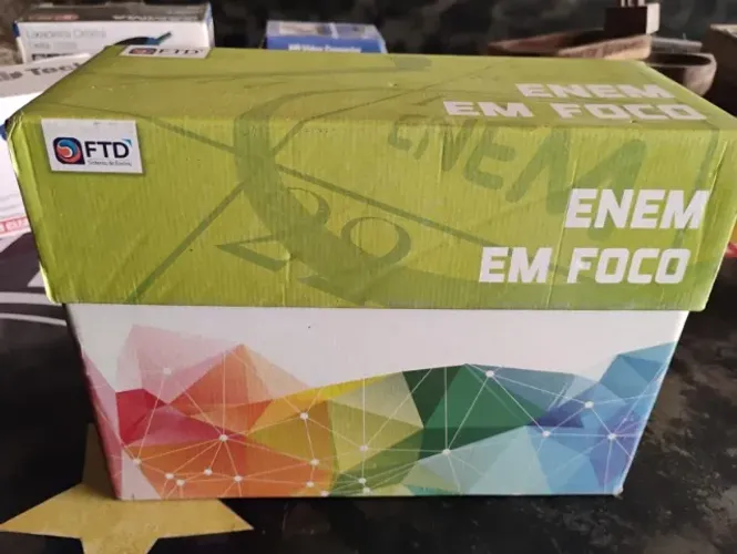 caixa contém o material de estudo "ENEM em Foco"