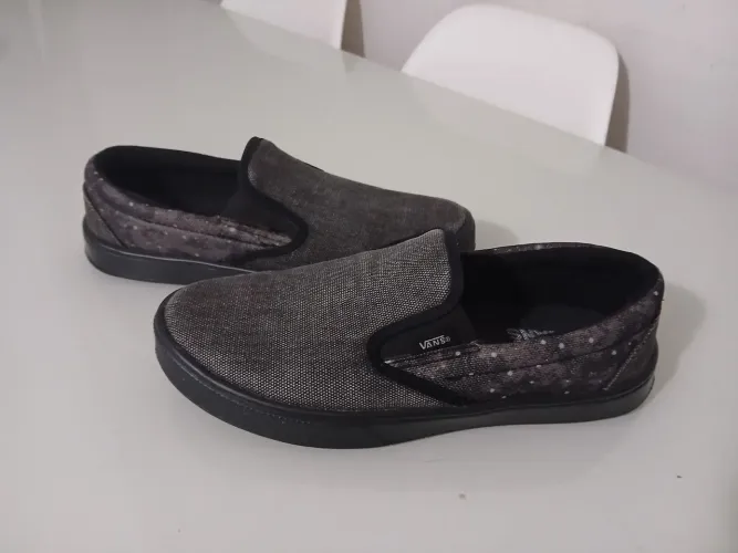 Vendo esse Tênis masculino num 38/39 pouco uso nais em boas condições 