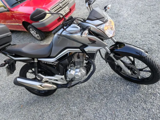 Vendo CG 160 Titan 7.950 km semi nova R$ 15.900