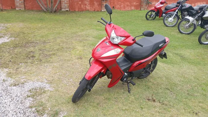 Moto Bull vermelha