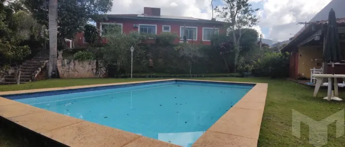 Casa em terreno ajardinado de 1.390m2 em dois níveis