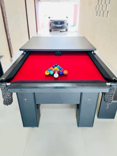 Vende-se mesa de sinuca e jantar com 2 bancos.