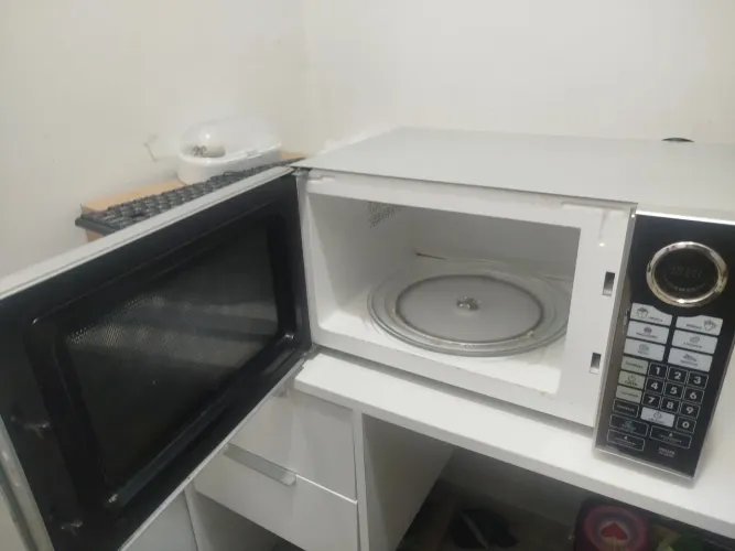 Microondas com defeito pra tirar peças 