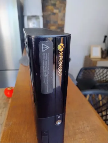 Xbox 360 slim usando