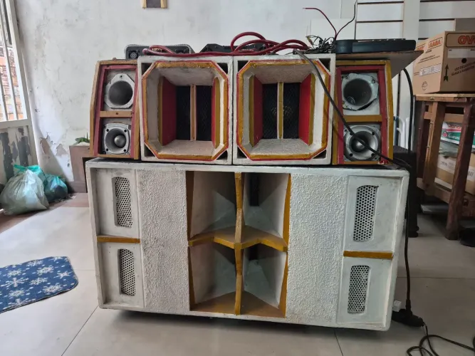 Equipamentos de som e caixa
