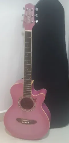 Violão rosa com a capa e pedestal para Pasta 