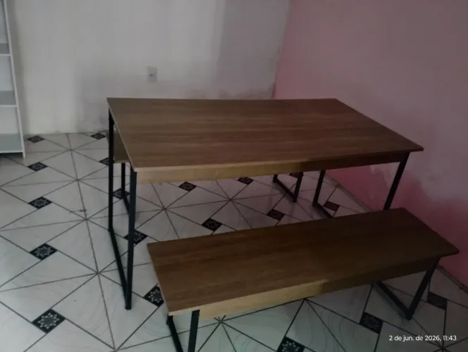 Vendo mesa com bancos 