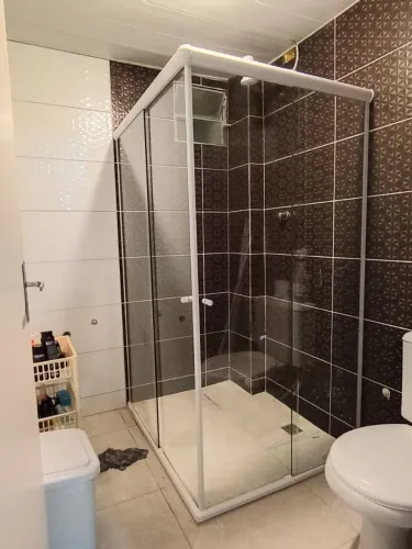 Box de banheiro, espelho, prateleira.