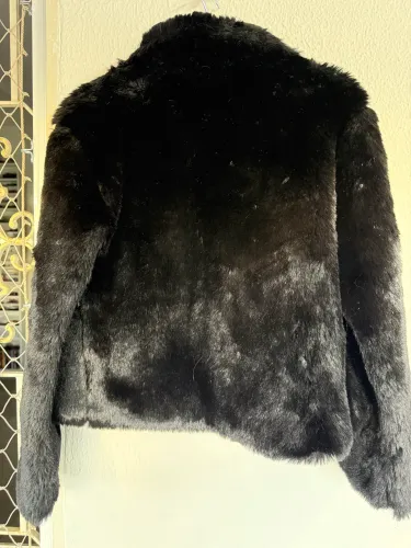 Casaco de Pele sintético Preto Avanzzo Feminino Elegante
