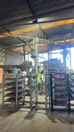 Pinça Hidráulica para retiradas de blocos e pavers de concreto na fabricação, máquina de b