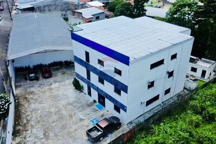 VENDE-SE PRÉDIO COMERCIAL COM 900² EM FLORES