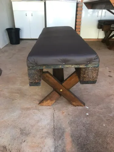 Mesa de pallet completa com bancos estofados