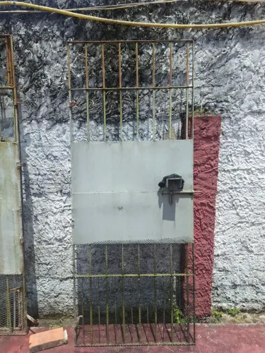 Portao de ferro com chapa.