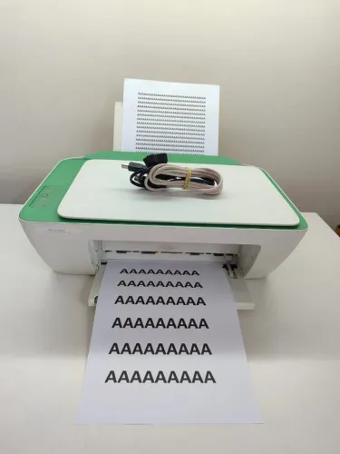 Impressora HP funcionando 100%. Acompanha cartuchos e cabos