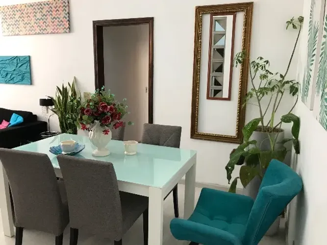 Mesa 1,60x0,85 base madeira maciça tampo de vidro + 4 cadeiras 