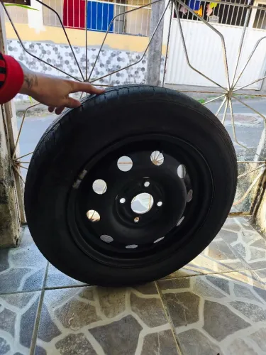 VENDO JOGO DE PNEUS COM RODAS