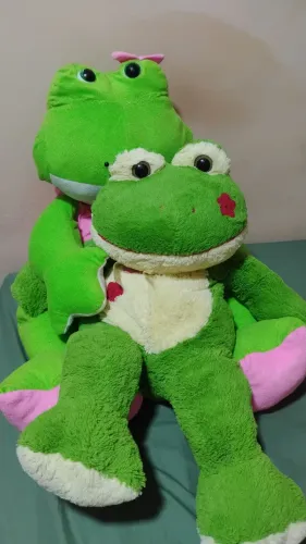 Casal de sapos de pelúcia