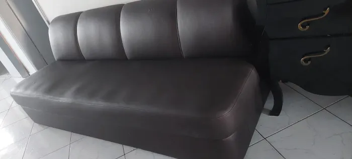 Sofá marrom couro sintético.