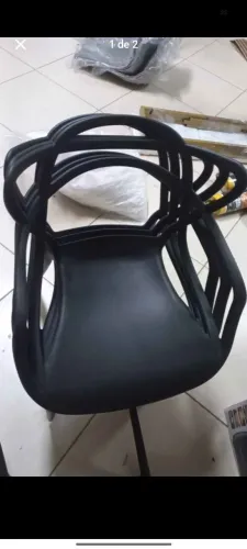 Cadeira de jantar Allegra preta, feita de polipropileno.