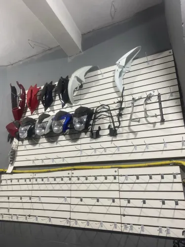 Vitrine mostruário e peças de moto 