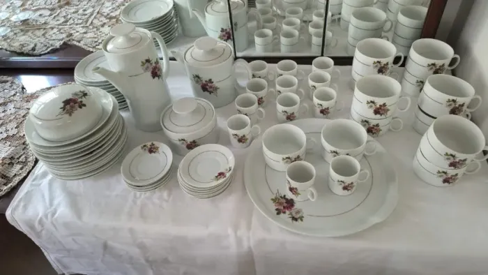 Aparelho de chá e café xícaras, pires bules, pratos, mantegueira com 76 anos