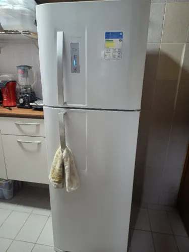 Geladeira Frost Free semi nova Electrolux 