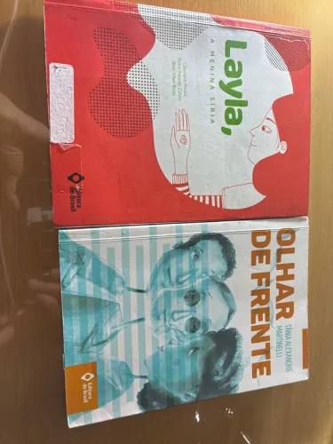 2 livros: Layla ( menina Síria) e Olhar de Frente