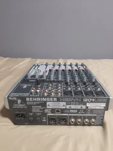 Mesa de Som Behringer Xenyx 1204USB - 12 Canais