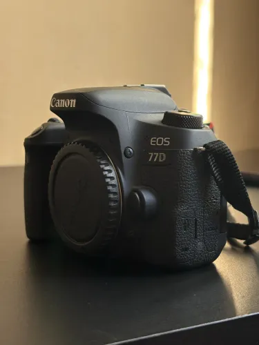 Câmera Canon 77d