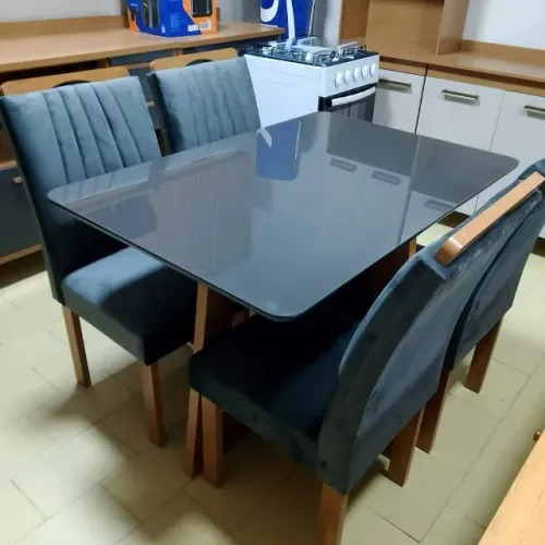 Mesa de Jantar Dubai 4 Cadeiras: Elegância em MDF com Vidro Laqueado