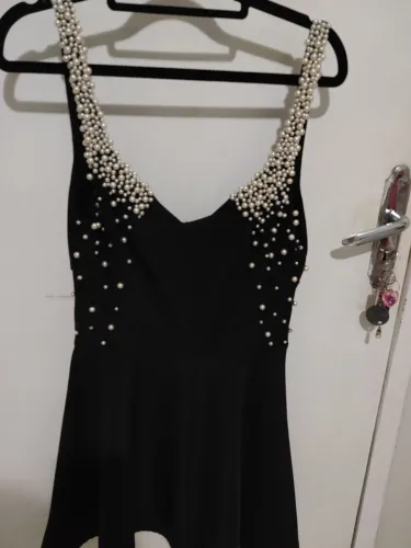 Vestido preto com bordados em pérolas