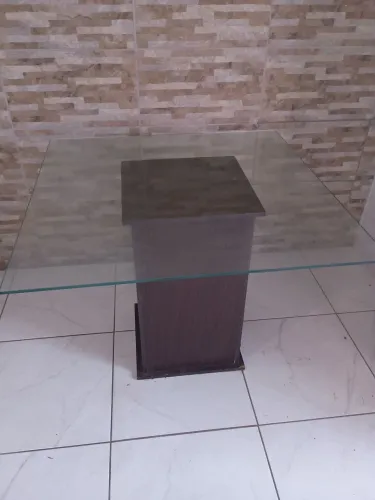 Mesa com tampo de vidro em bom estado de conservação